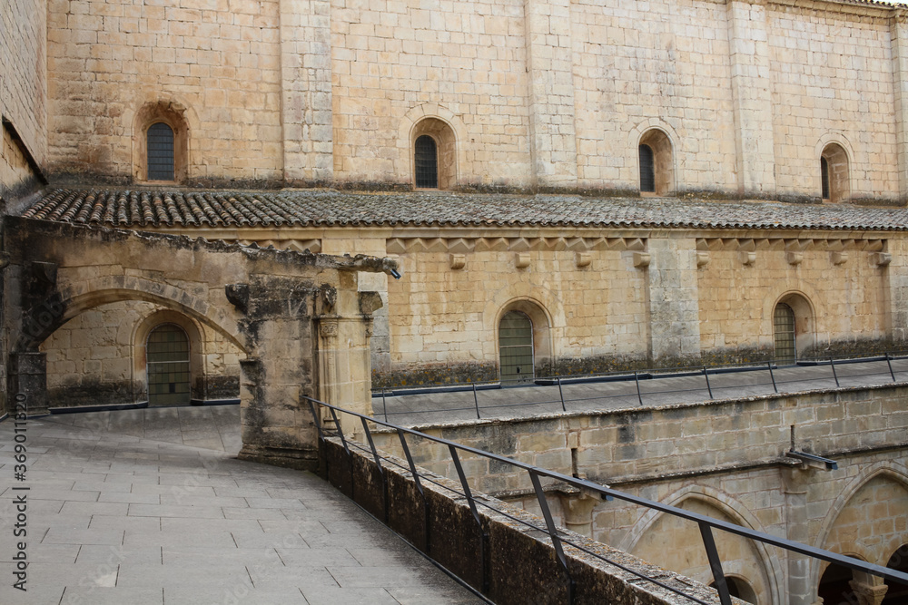 Second floor verandah with arched Windows and stone walls of the Poblet monastery (cat. Reial Monestir de Santa Maria de Poblet).