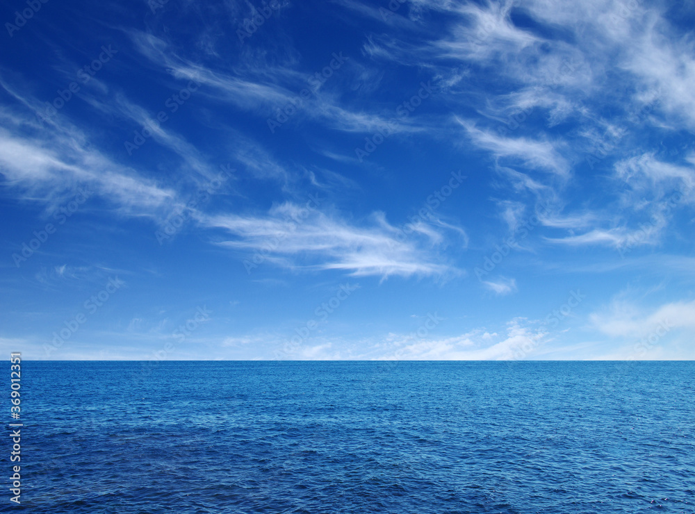 Fototapeta premium Blue sea with waves and sky