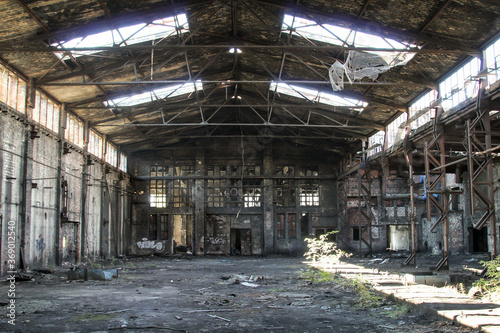 Blick in eine alte verlassene und halb verfallene Fabrikhalle
