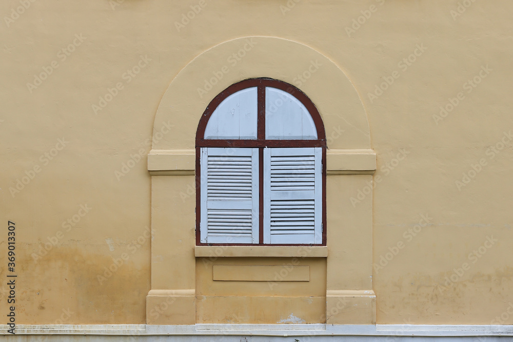 Obraz premium Old white wooden windows. Vintage background.