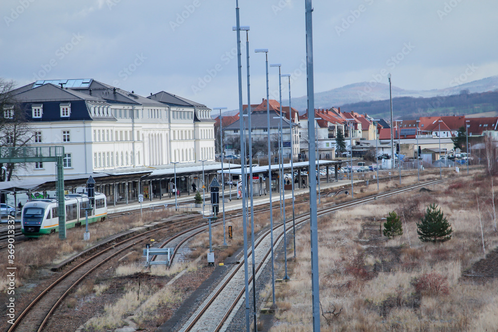 Blick auf Schienen, Weichen, Brücken von einer Eisenbahnanlage