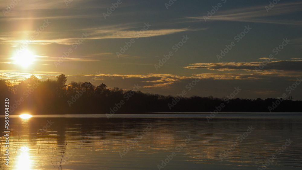 Coucher de soleil sur un lac en hiver