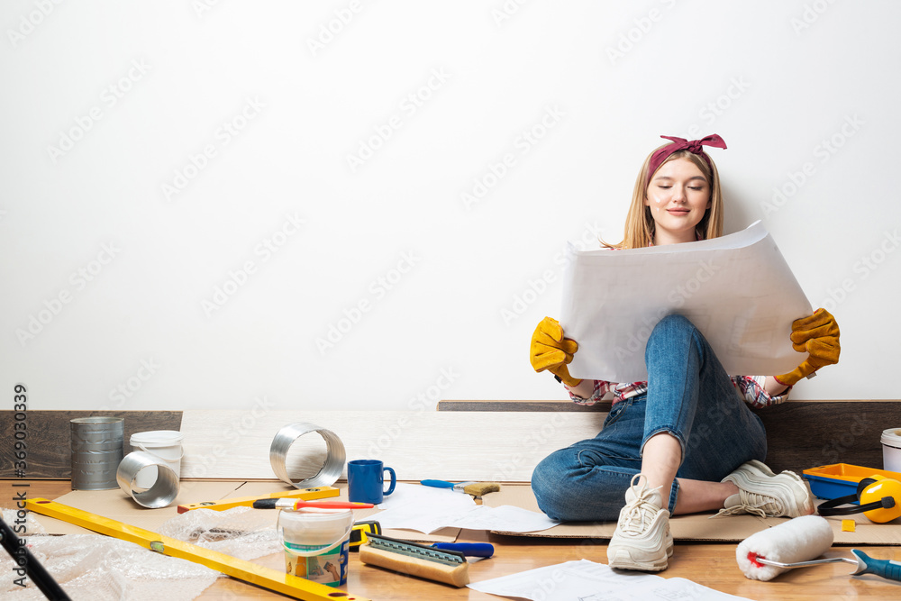 Ταπετσαρία Happy girl sitting on floor with blueprint