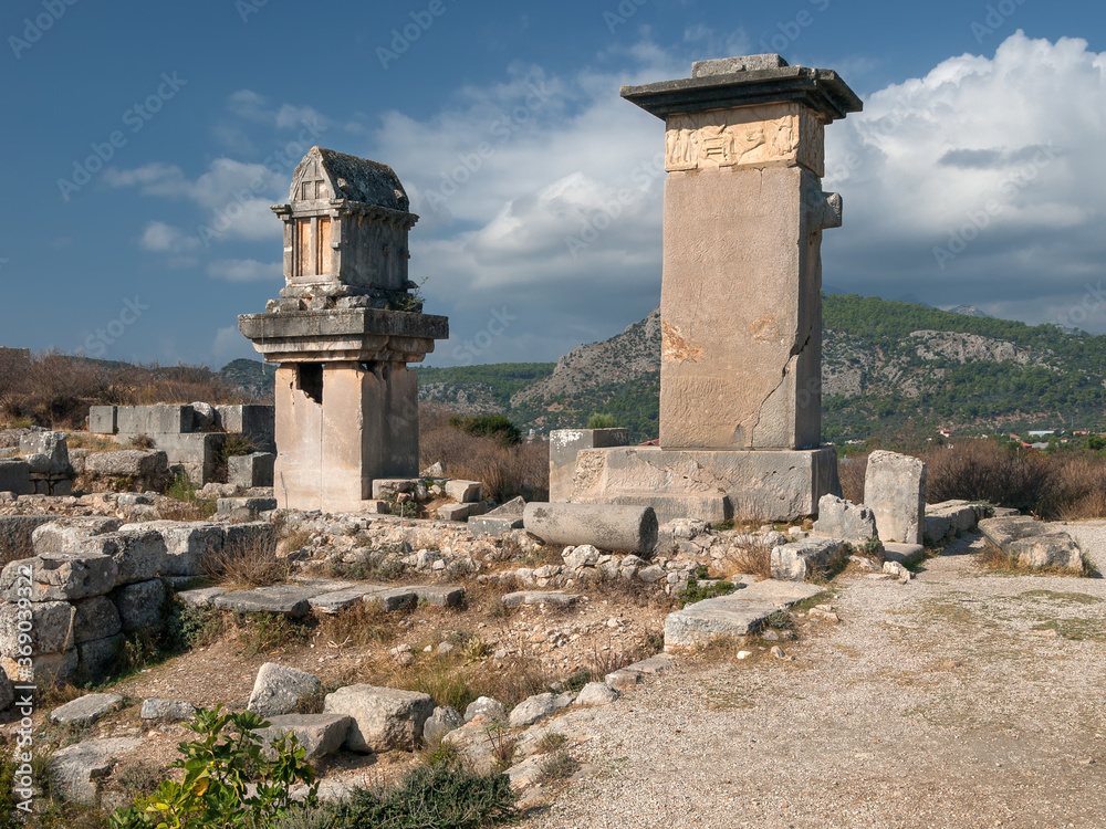 Pfeilgräber und Ruine des Theaters der Antiken Stadt Xanthos, Lykien, Türkei.