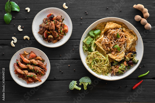 Obraz na płótnie Shrimp Pad Thai, Thai Food, Thailand's dishes on a black wood background w salonie