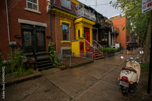 Part of the Victorian homes with roof color in Montreal