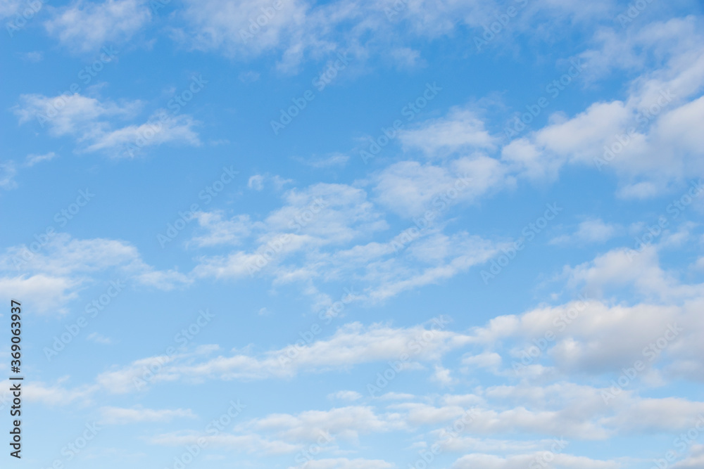 Naklejka premium Beautiful background of blue sky with white clouds and daylight in summer season.