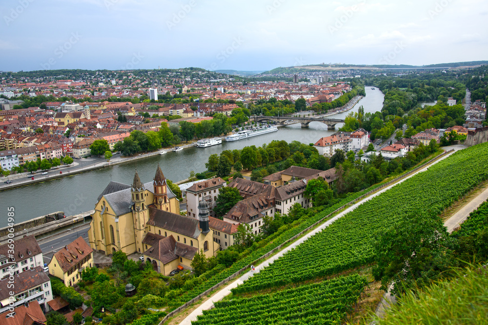 Blick von der Festung auf die Brücke am Fluss.
Würzburg am Main.
