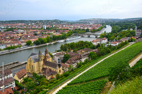 Blick von der Festung auf die Brücke am Fluss. Würzburg am Main.