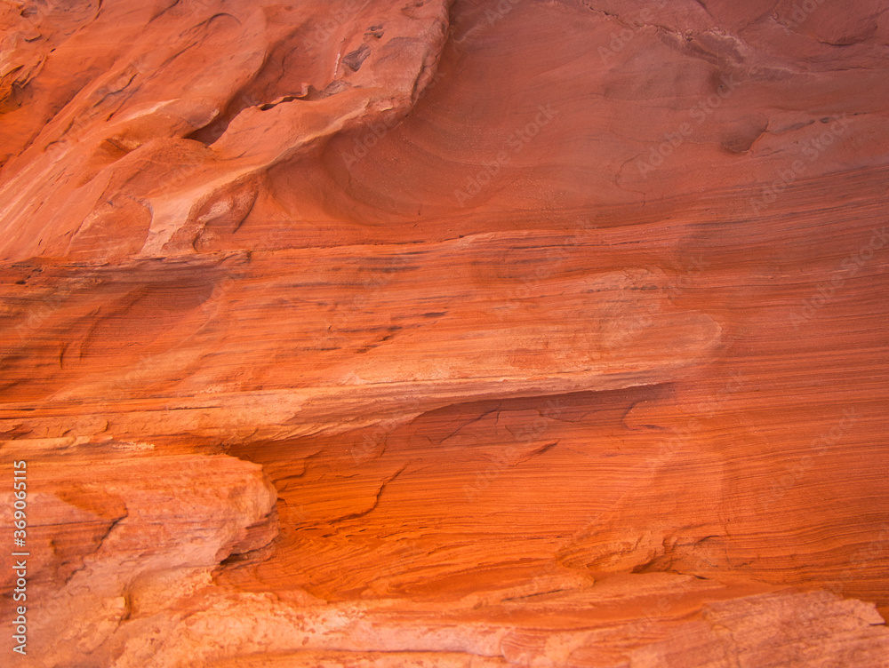 Orangefarbener Felsen mit Verformungen und Linien Orangefarbener Felsen mit Verformungen und Linien