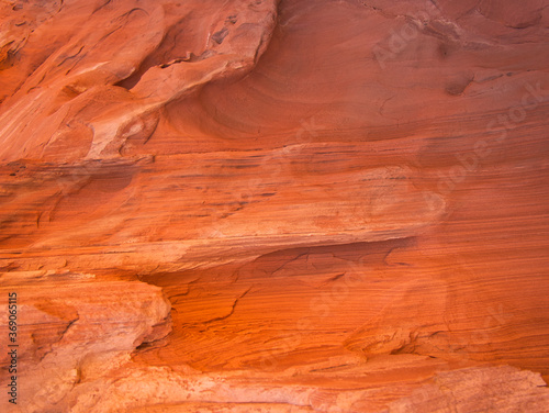 Orangefarbener Felsen mit Verformungen und Linien