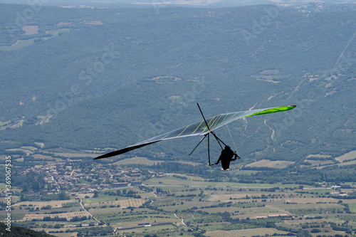 Fototapeta Naklejka Na Ścianę i Meble -  a hang glider flying above a town