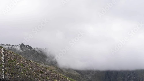 Wallpaper Mural Timelapse de niebla en ladera montañosa Torontodigital.ca