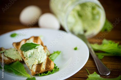 green bread spread of arugula, curds and eggs with fried toast
