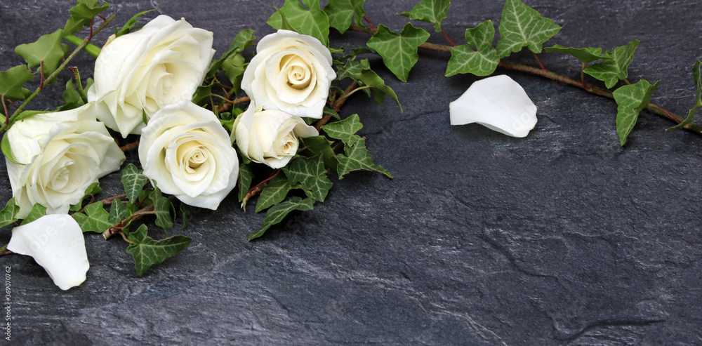 Weiße Rosen mit Efeu Stock Photo | Adobe Stock