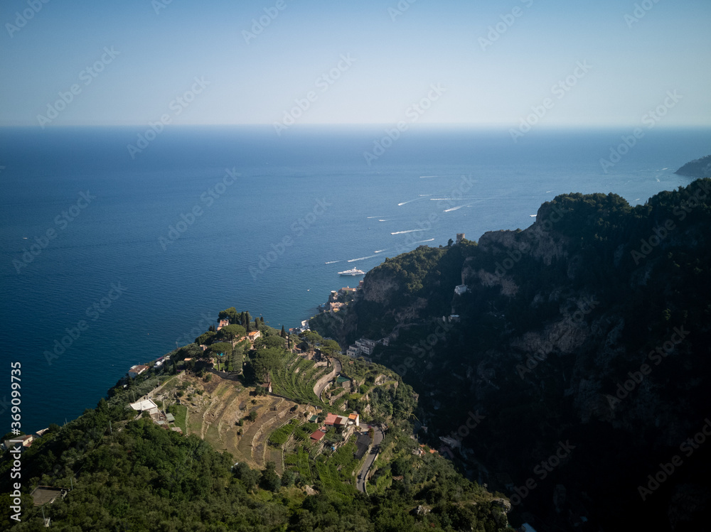 vista della meravigliosa costiera amalfina dai giardini della villa cimbrone di ravello i CAmpania
