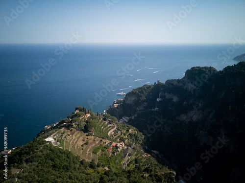 vista della meravigliosa costiera amalfina dai giardini della villa cimbrone di ravello i CAmpania