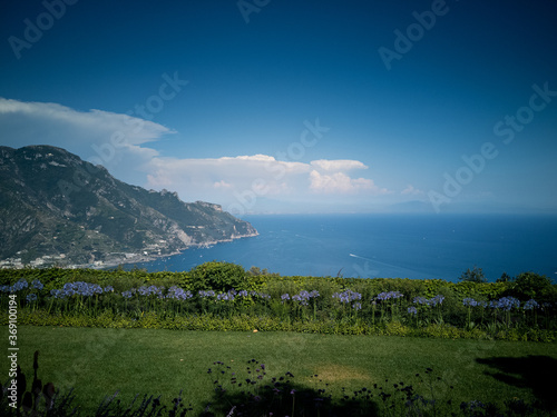 vista della meravigliosa costiera amalfina dai giardini della villa cimbrone di ravello i CAmpania photo