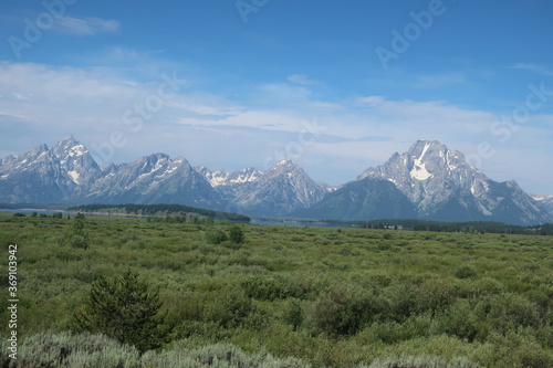 Fototapeta Naklejka Na Ścianę i Meble -  Large mountain range in the Tetons, Wyoming