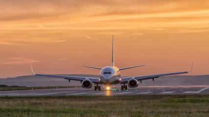 Keuken achterwand Vliegtuig Vliegtuig landt bij zonsondergang Varna  © damianbn