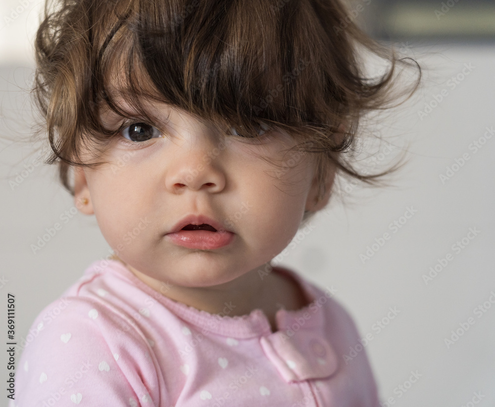 Retrato de bebe menina com seu rosto expressivo Retrato de bebe menina com seu rosto expressivo