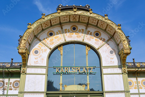 Bild auf Leinwand Subway entrance and Art Nouveau pavilion at the Karlsplatz in 

Vienna