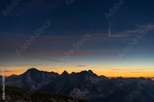 Komet Neowise über dem Alpstein (Sankt Gallen / Schweiz) mit Säntis