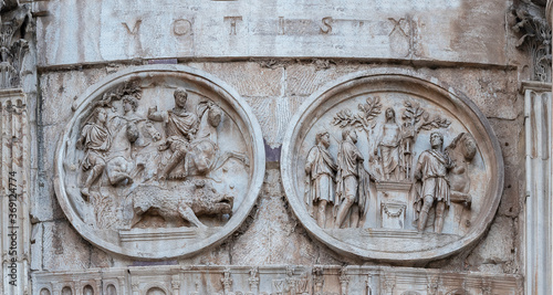 Pormenor do Arco de Triunfo de Constantino, Roma, Itália photo