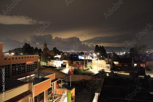 Anocheciendo en un pueblo mexicano y nubes de lluvia 