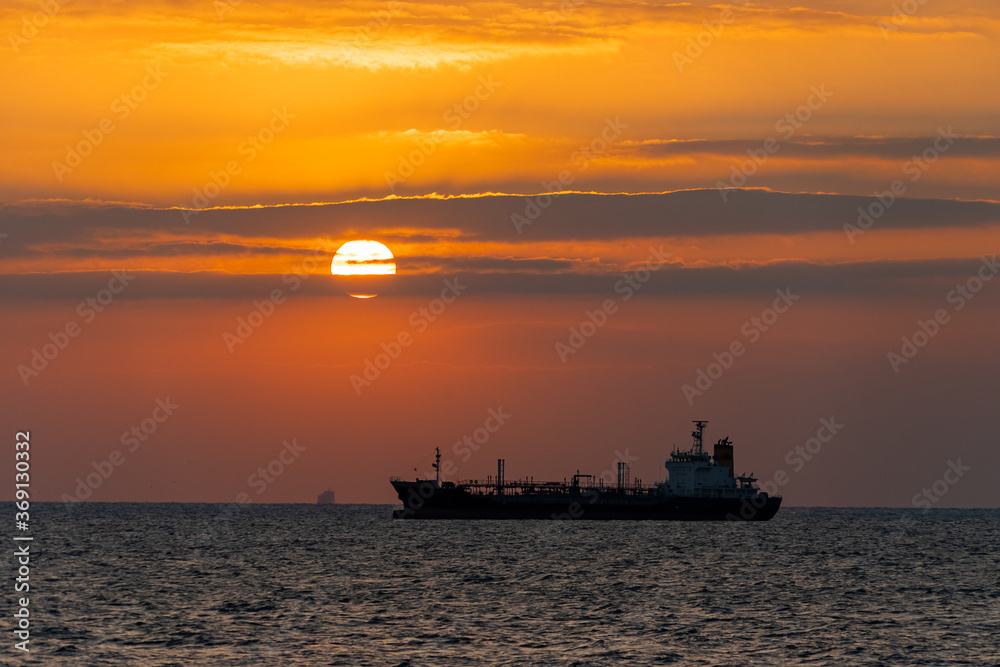 昇る朝日と横切る船DSC2918