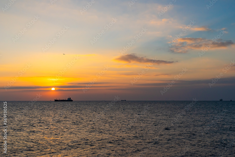 朝日と雲と水平線の船たちとDSC2919