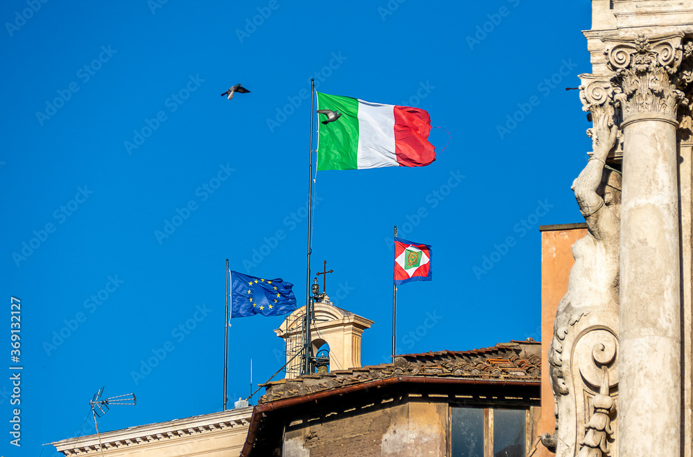 Bandeira de Itália pombas a voar