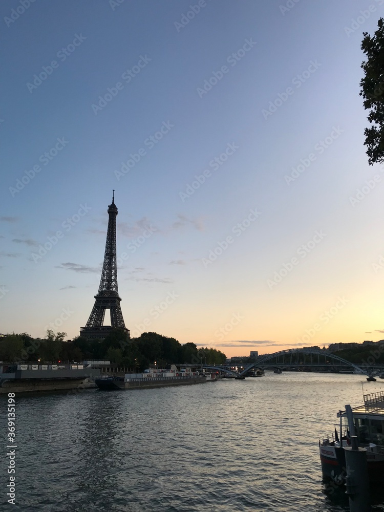 Naklejka premium eiffel tower at sunset