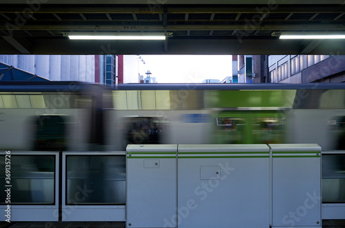 Subway train enters the unmanned subway station
