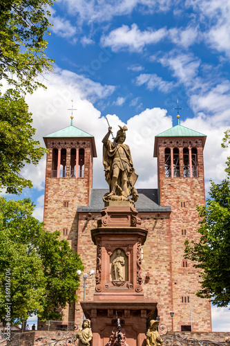 Canvas Print Marktbrunnen auf dem Marktplatz in Bensheim im südhessischen Kreis Bergstraße, Deutschland – im Hintergrund die Pfarrkirche St