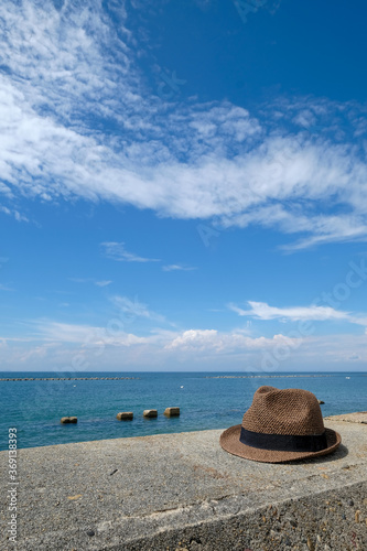 夏の青い空と青い海と帽子 © Otakesan