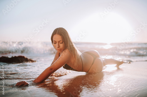 Chica rubia playa bikini rojo españa negro brasileño pose natural rocas verano vacaciones