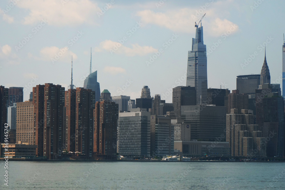 Obraz premium krajobraz manhattanu midtown NYC ze wschodnią rzeką w ciągu dnia