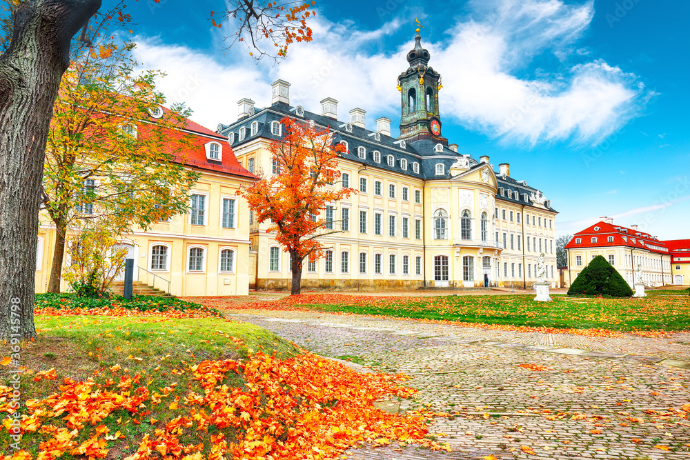 Obraz premium Picturesque autumn view on the Hunting Castle Hubertusburg