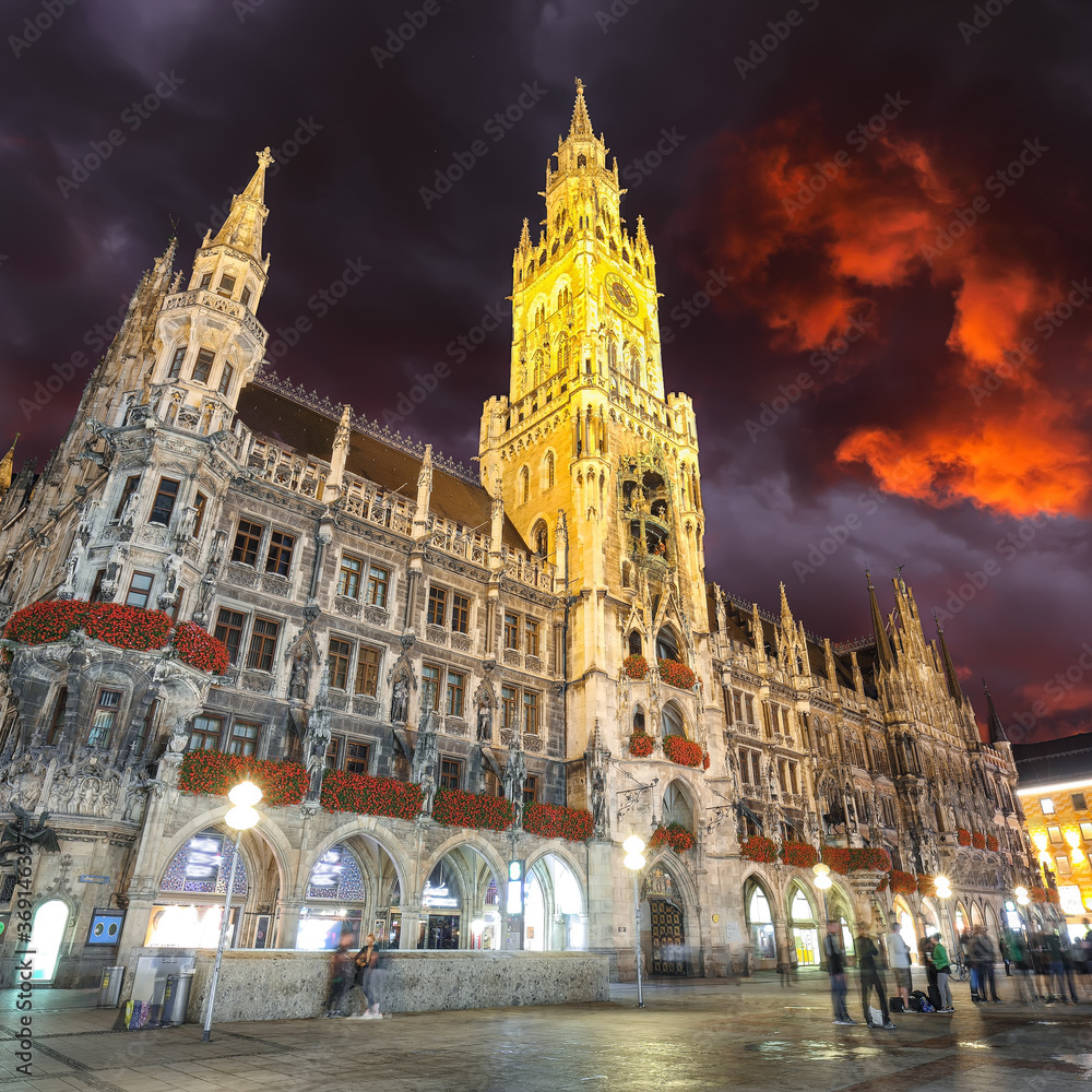 Fototapeta premium Dramatic night view of Marienplatz and Munich city hall.