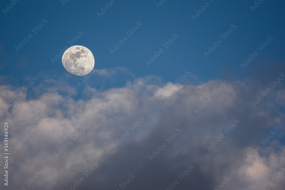 Obraz premium luna junto a nubes con un cielo azul 