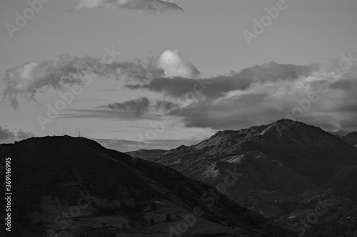 montañas junto a nubes con un un cielo parcialmente nublado 