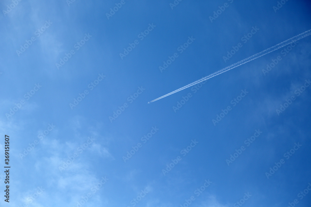 青空に飛行機雲 青空に飛行機雲