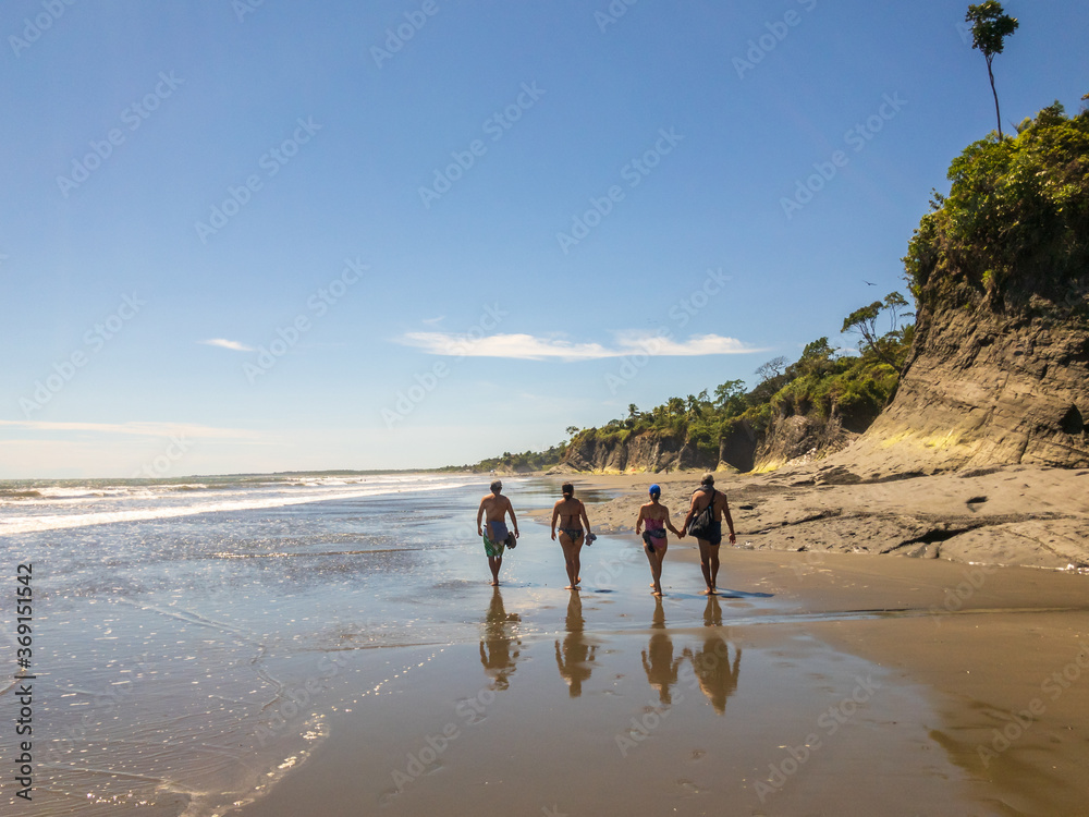 Fotografie people walking on the beach