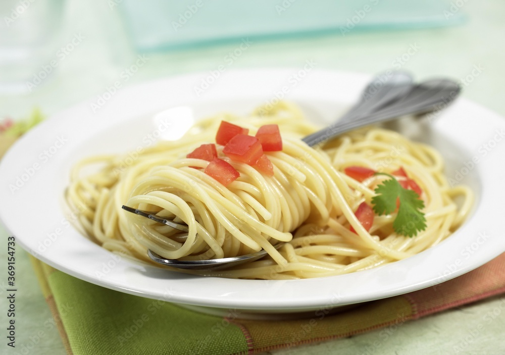 PLATE WITH SPAGHETTI PASTA, TOMATO AND PARSLEY PLATE WITH SPAGHETTI PASTA, TOMATO AND PARSLEY