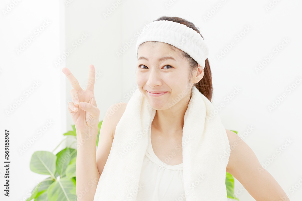 お風呂上がりの女性 ピースサイン お風呂上がりの女性 ピースサイン