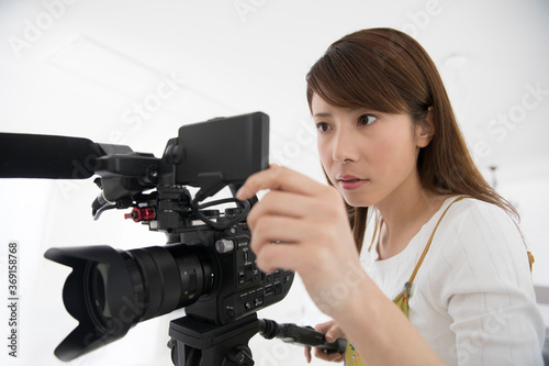 動画撮影する女性