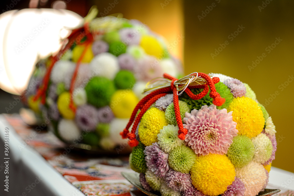 正月用の色とりどりの まん丸い菊とリボンのフラワーアレンジメント 菊花展 菊まつり 愛好家 品評会 展覧会 祭典 全国大会 天地人 天 地 人 組花 盆栽 草丈 単鉢 重陽の節句 金屏風 組紐 水引 Stock Photo Adobe Stock