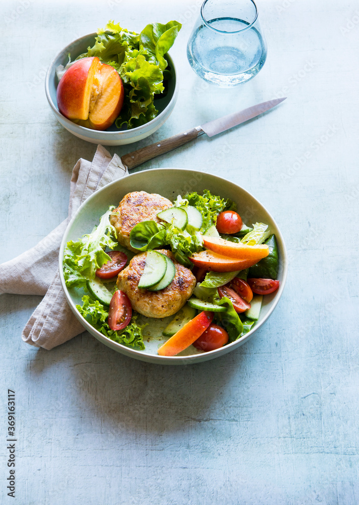 Summer nectarine salad with homemade chicken patties Summer nectarine salad with homemade chicken patties
