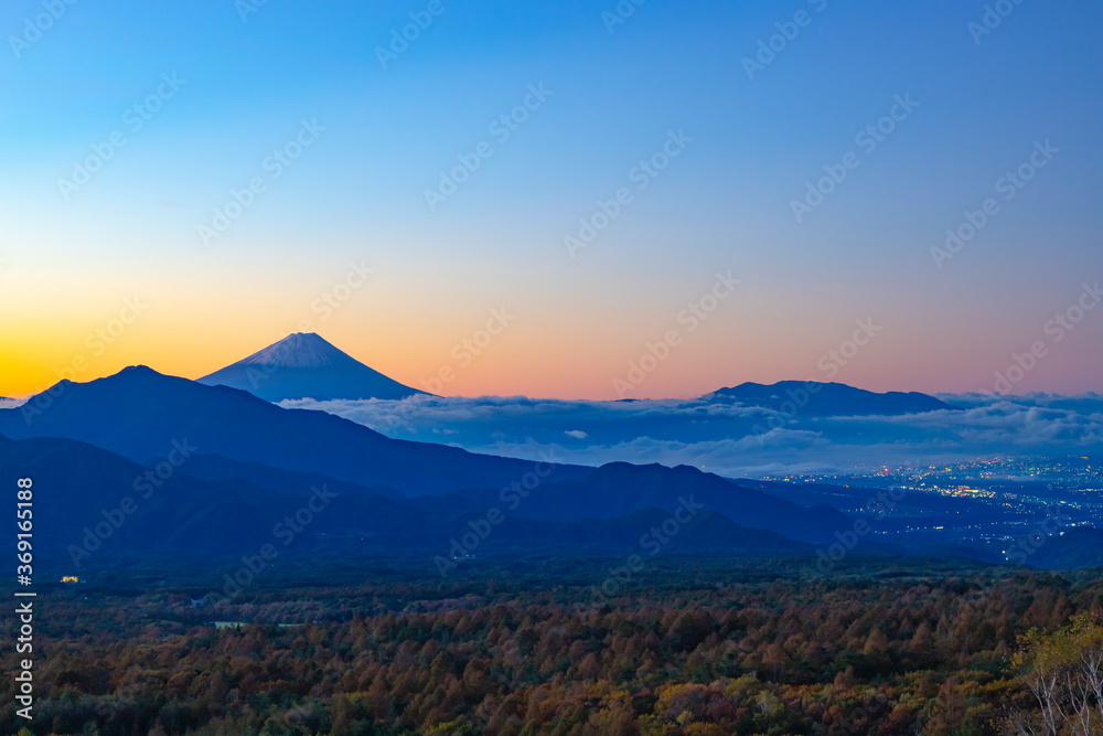 美し森から眺める夜明けの富士山と雲海に覆われた甲府盆地、山梨県北杜市清里高原にて